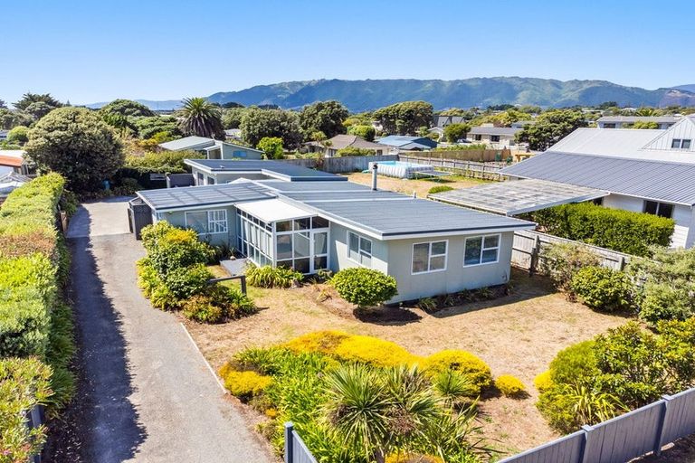 Photo of property in 5 Eruini Street, Waikanae Beach, Waikanae, 5036