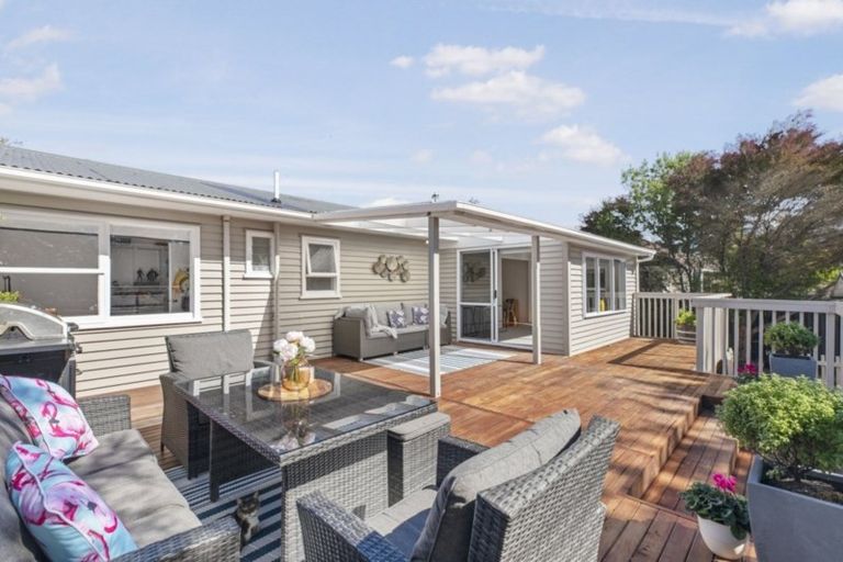 Photo of property in 24 La Rosa Street, Green Bay, Auckland, 0604