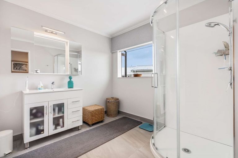 Photo of property in 46 Edgewater Parade, Waiuku, 2123