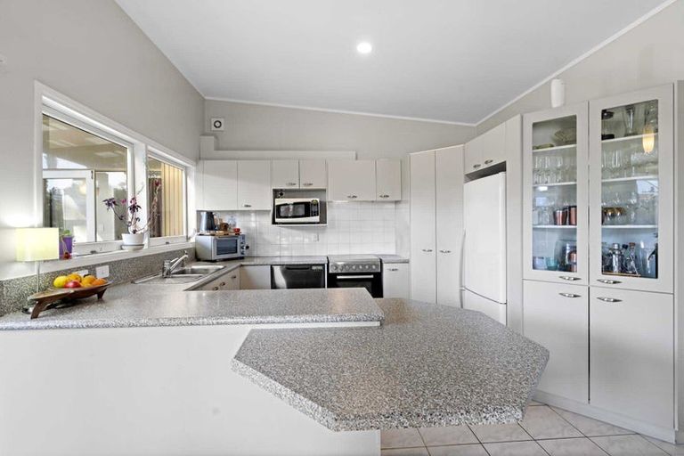 Photo of property in 2 Bushlands Place, Opaheke, Papakura, 2113
