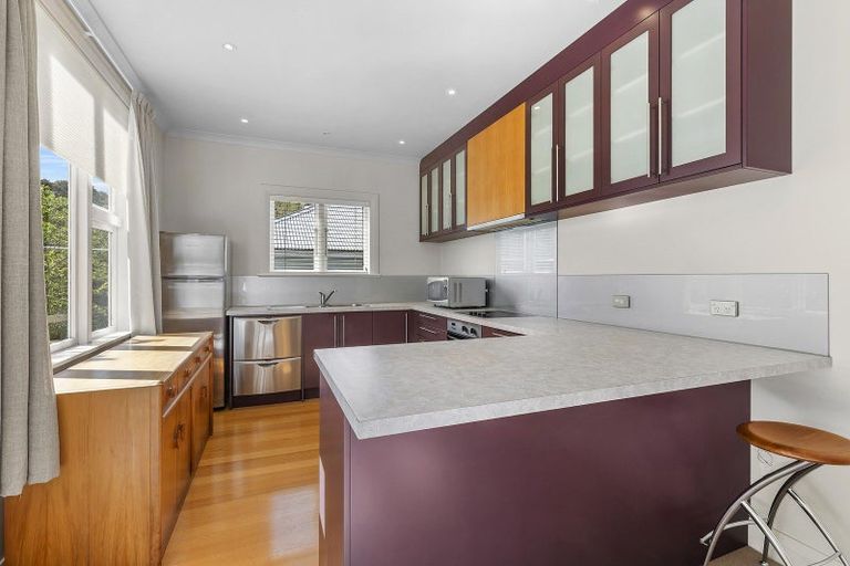 Photo of property in 36 Sutherland Crescent, Melrose, Wellington, 6023