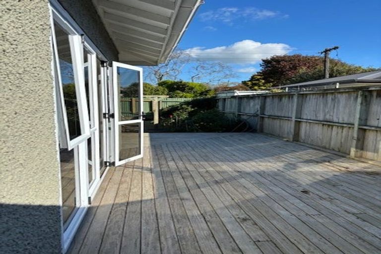 Photo of property in 18 Queens Road, Glen Avon, New Plymouth, 4312
