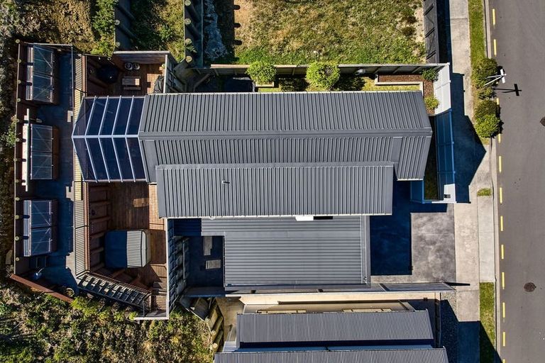 Photo of property in 28 Domett Street, Newlands, Wellington, 6037