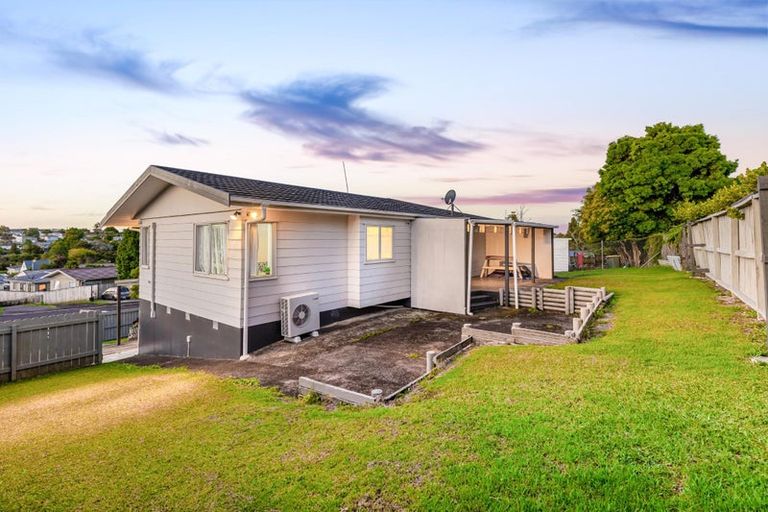 Photo of property in 22 Styca Place, Sunnyvale, Auckland, 0612