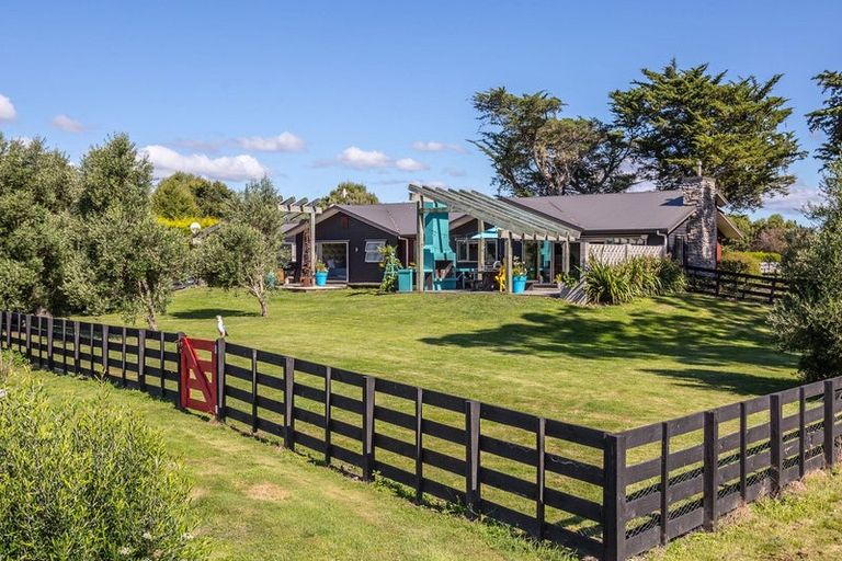 Photo of property in 1 Campbell Drive, Martinborough, 5711