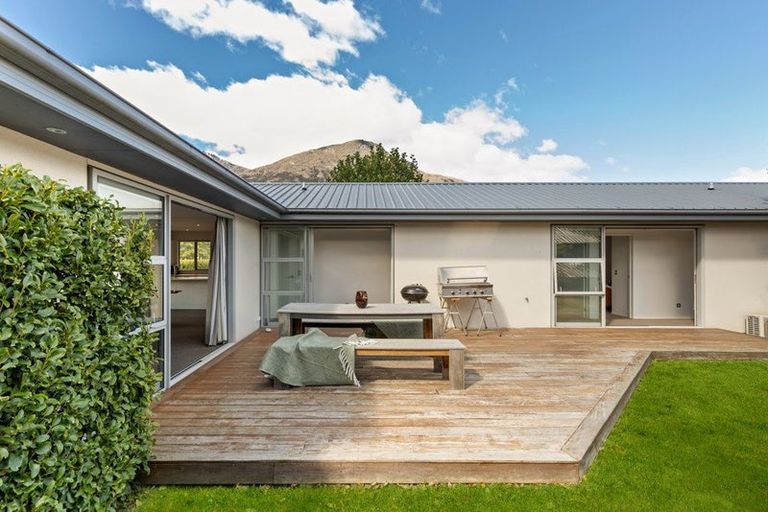 Photo of property in 5 Nerin Square, Lake Hayes, Queenstown, 9304