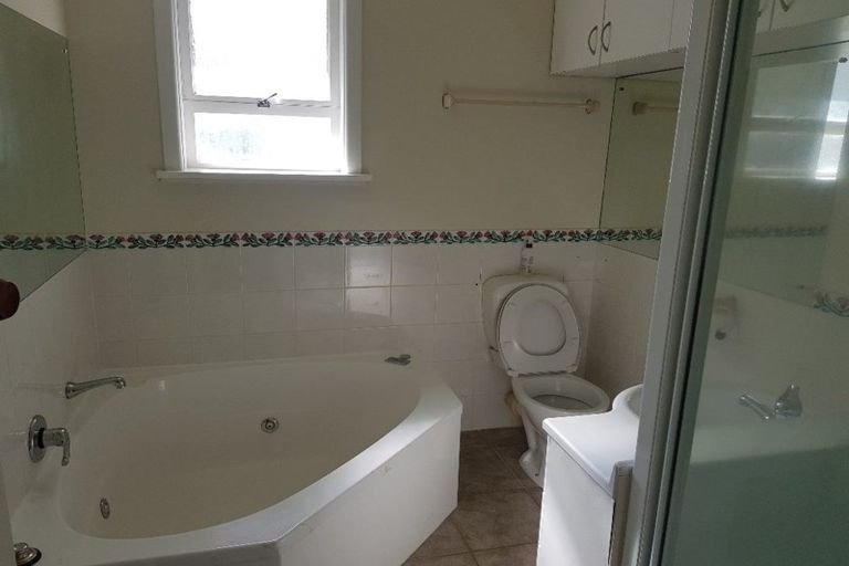 Photo of property in 12 Limmer Place, Browns Bay, Auckland, 0632