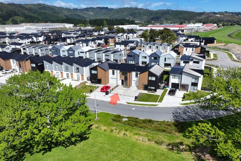 Photo of property in 33 Leo Waikari Crescent, Wallaceville, Upper Hutt, 5018