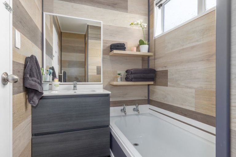 Photo of property in 2/3 School Road, Plimmerton, Porirua, 5026