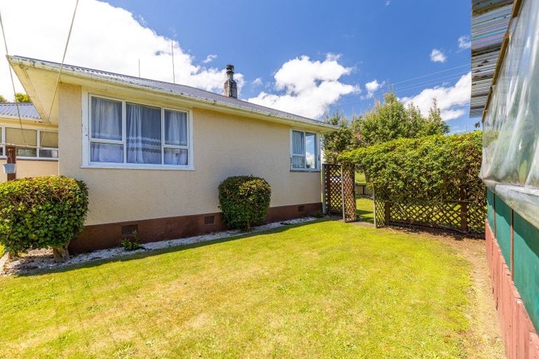 Photo of property in 17 Kairau Road West, Sentry Hill, New Plymouth, 4373