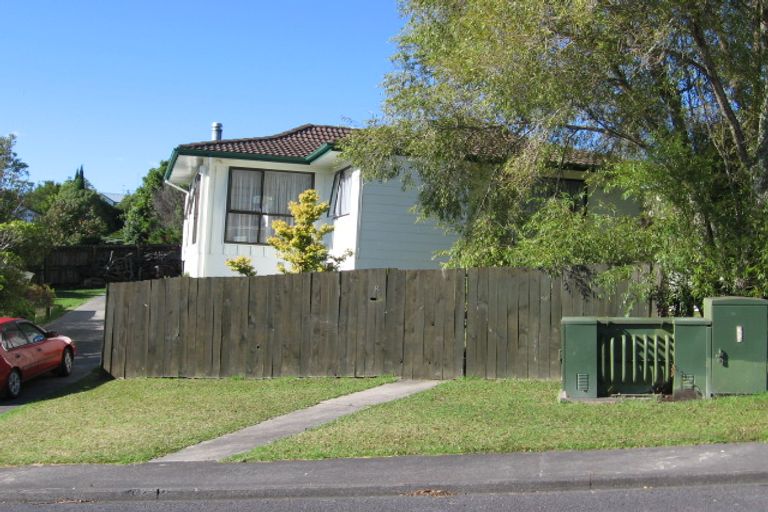 Photo of property in 6 Rena Place, West Harbour, Auckland, 0618