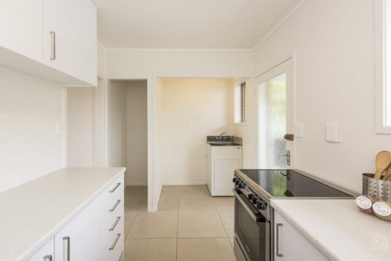 Photo of property in 2/28 Uxbridge Road, Mellons Bay, Auckland, 2014