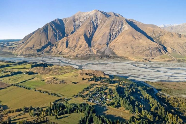 Photo of property in 1 Hart Place, Lake Coleridge, 7572