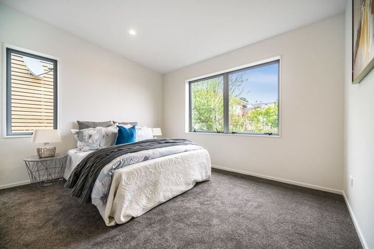 Photo of property in 2/128 Sunset Road, Unsworth Heights, Auckland, 0632