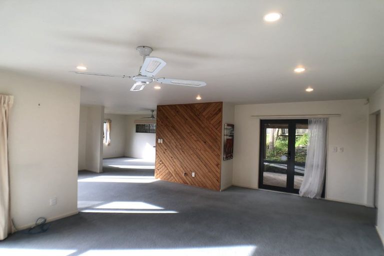 Photo of property in 12 Springwater Vale, Unsworth Heights, Auckland, 0632