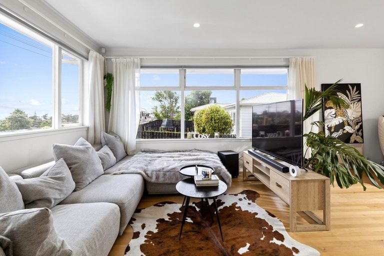 Photo of property in 1/694 East Coast Road, Pinehill, Auckland, 0632