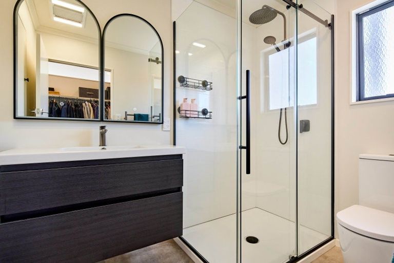 Photo of property in 122 Woodman Drive, Tawa, Wellington, 5028