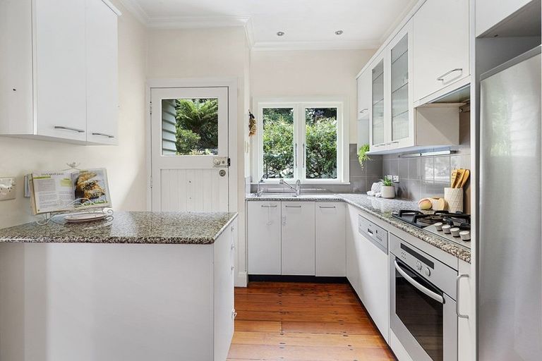 Photo of property in 33 Tio Tio Road, Miramar, Wellington, 6022