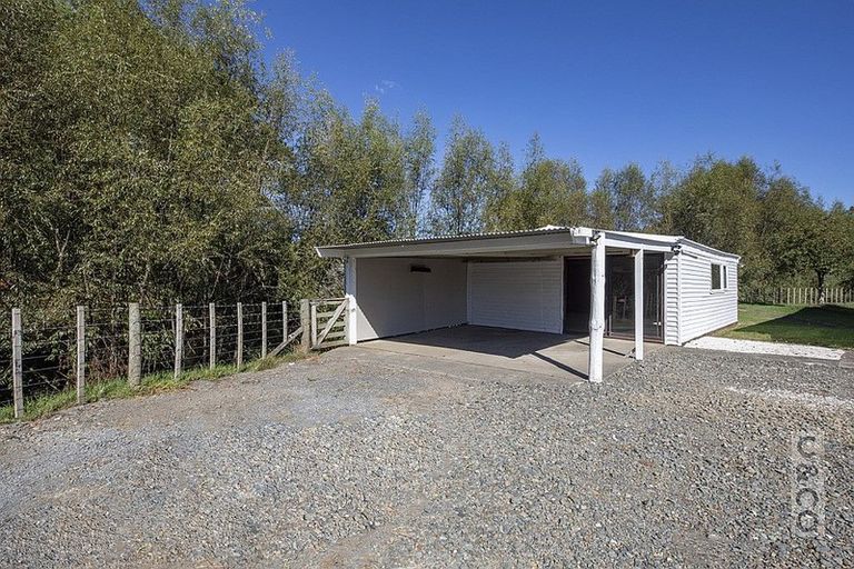 Photo of property in 231 Waitakere Road, Taupaki, Henderson, 0782