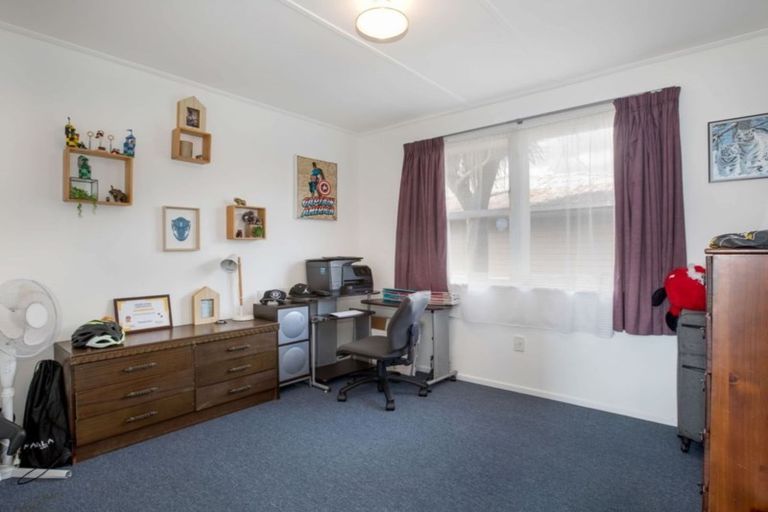 Photo of property in 124 Driver Crescent, Cannons Creek, Porirua, 5024