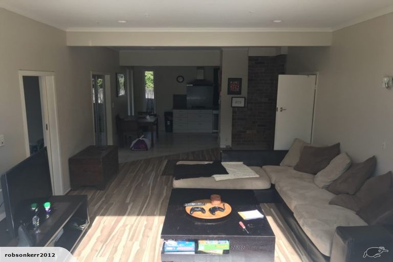 Photo of property in 2/20 Hutchinsons Road, Bucklands Beach, Auckland, 2014