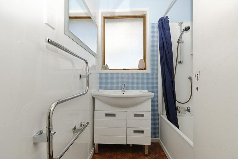 Photo of property in 19 Crompton Road, Massey, Auckland, 0614