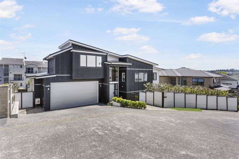 Photo of property in 97 Medallion Drive, Oteha, Auckland, 0632