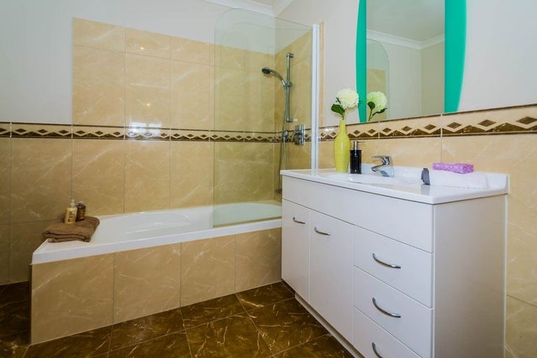 Photo of property in 6 Mulroy Place, Pinehill, Auckland, 0632