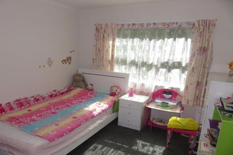 Photo of property in 17 Cresswell Place, Johnsonville, Wellington, 6037