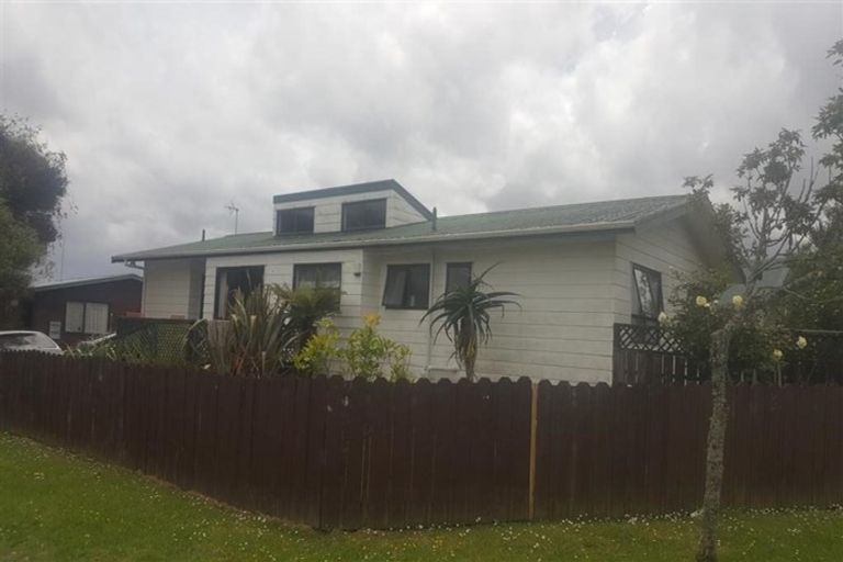 Photo of property in 1 Posa Avenue, Henderson, Auckland, 0612