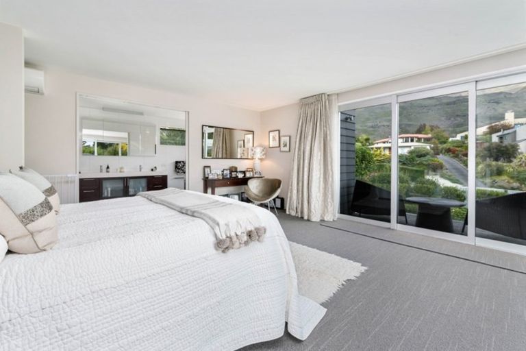 Photo of property in 33 Sargood Drive, Wanaka, 9305