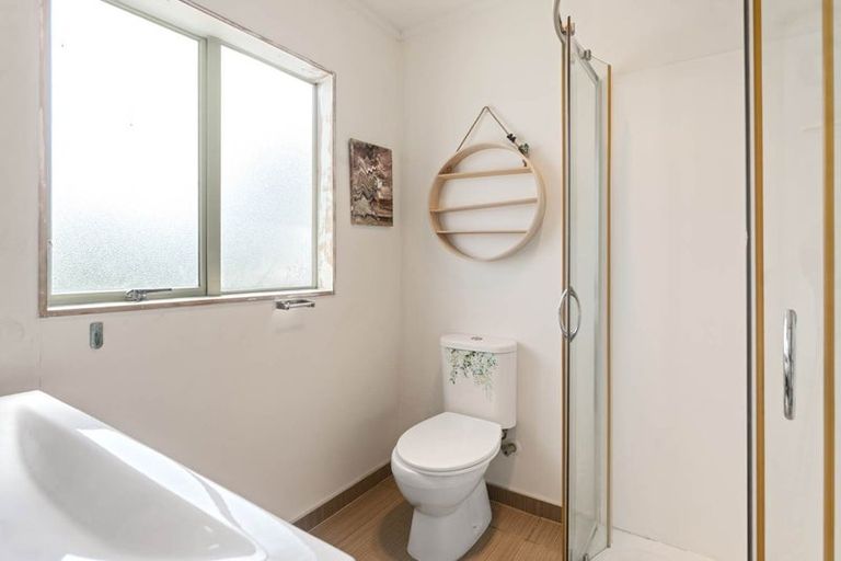 Photo of property in 2/27 Mallard Place, Unsworth Heights, Auckland, 0632