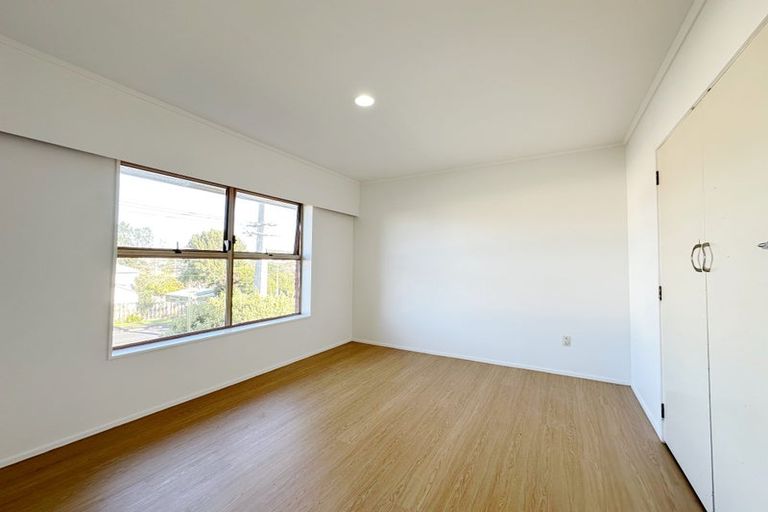 Photo of property in 2/75 Sabulite Road, Kelston, Auckland, 0602