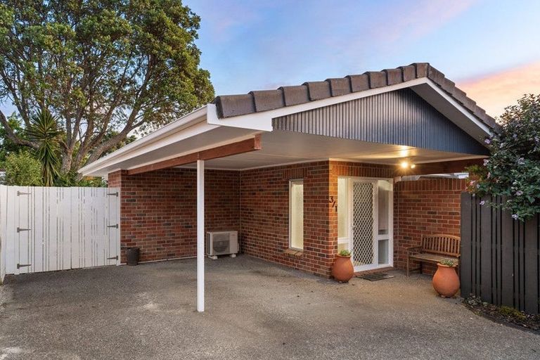 Photo of property in Gull - Unmanned, 3/1 Rangitira Avenue, Takapuna, Auckland, 0622