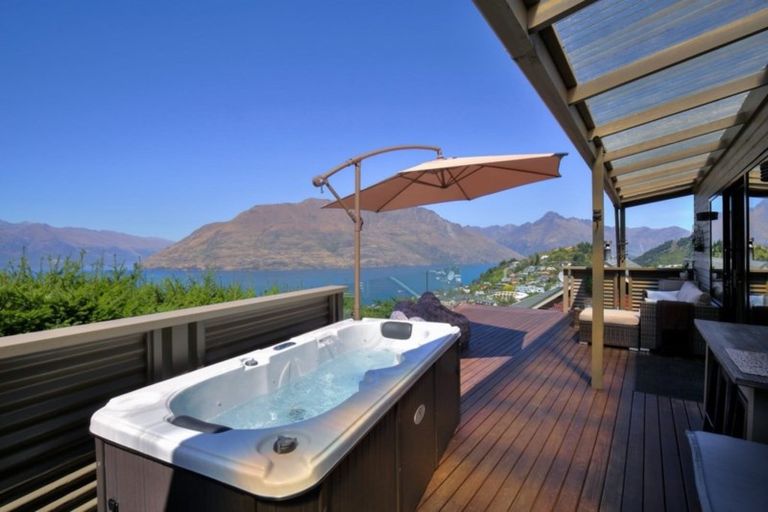 Photo of property in 101b Wynyard Crescent, Fernhill, Queenstown, 9300