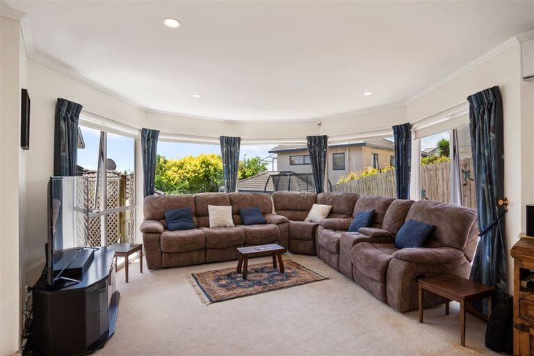 Photo of property in 2/2 Eske Place, Highland Park, Auckland, 2010