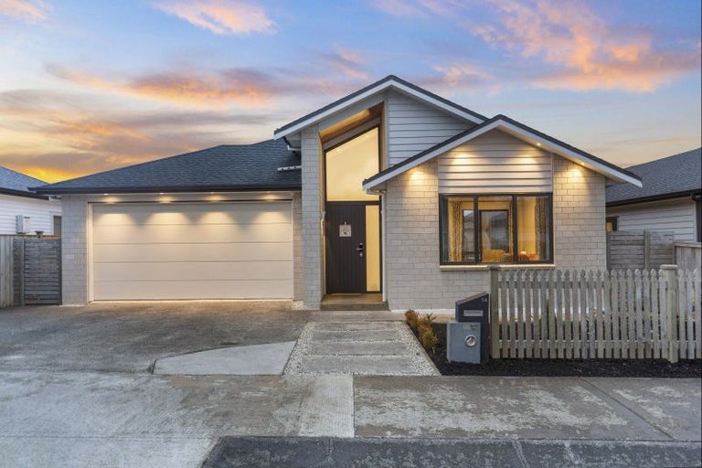 Photo of property in 14 Vinistra Road, Kumeu, 0810