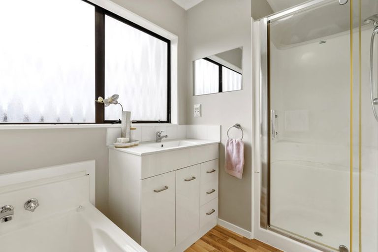 Photo of property in 8 Coubray Place, Botany Downs, Auckland, 2010