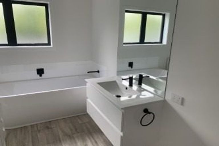 Photo of property in 2/44 Stanley Road, Glenfield, Auckland, 0629