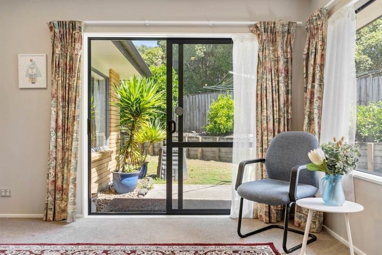 Photo of property in 90 Buscomb Avenue, Henderson, Auckland, 0610