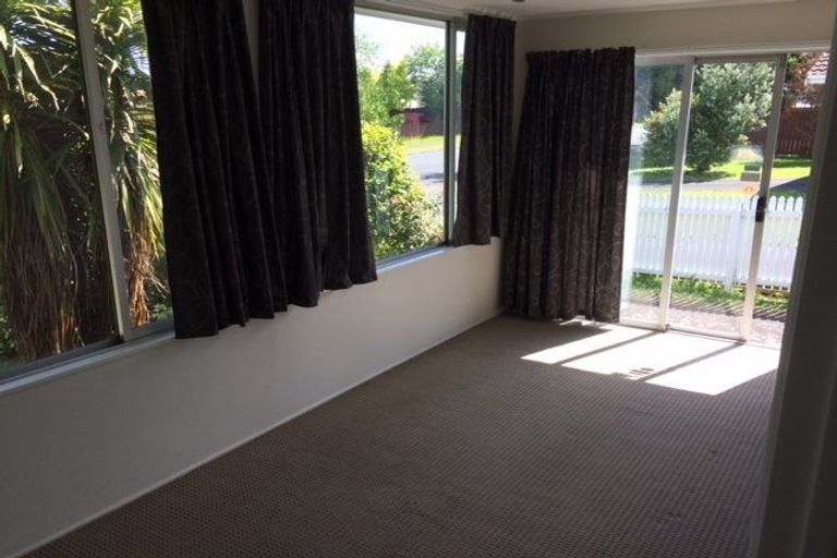 Photo of property in 12 Damian Way, Weymouth, Auckland, 2103