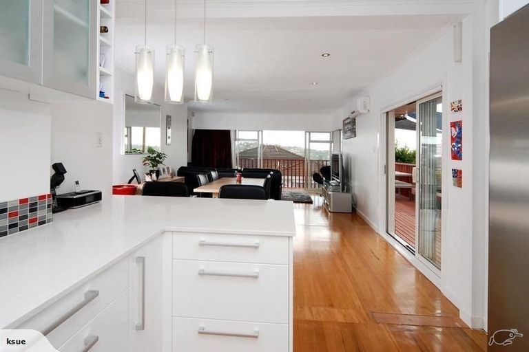 Photo of property in 1/74 Pupuke Road, Hillcrest, Auckland, 0627