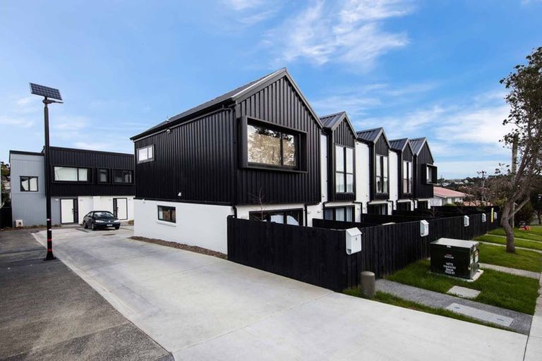 Photo of property in 8/36 Kaipatiki Road, Glenfield, Auckland, 0629