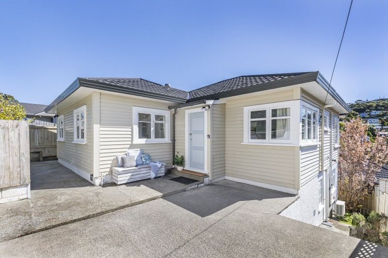 Photo of property in 15 Glanmire Road, Newlands, Wellington, 6037