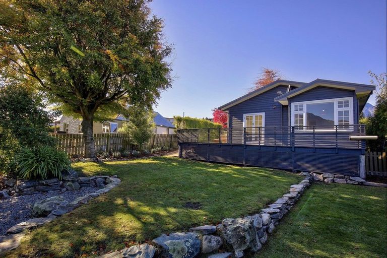 Photo of property in 11 Cedar Drive, Kelvin Heights, Queenstown, 9300