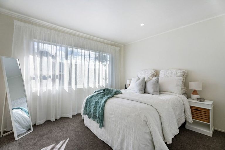 Photo of property in 2/4 Clare Place, Glenfield, Auckland, 0629