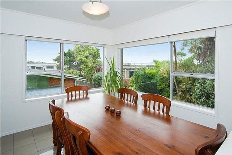 Photo of property in 2/104 East Coast Road, Forrest Hill, Auckland, 0620