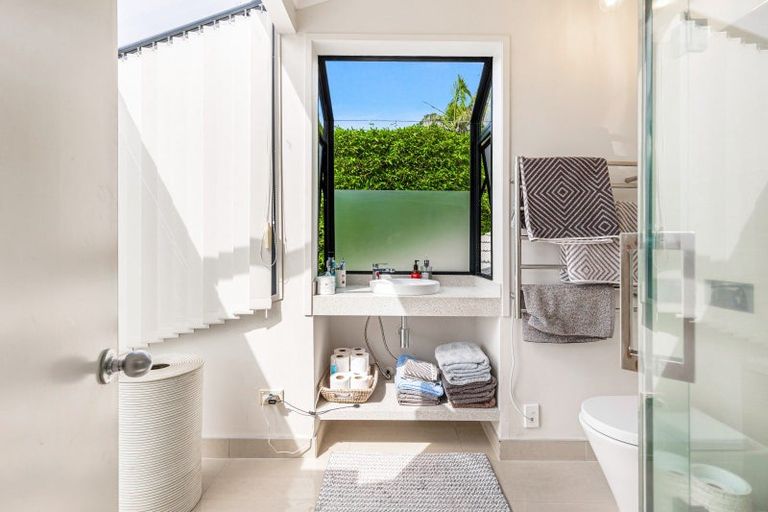 Photo of property in 75 Cliff Road, Torbay, Auckland, 0630