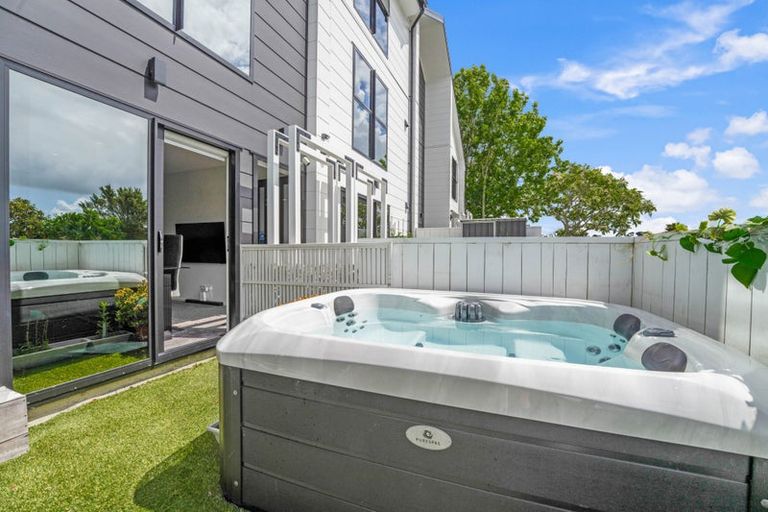 Photo of property in 3/2 Jadewynn Drive, Massey, Auckland, 0614