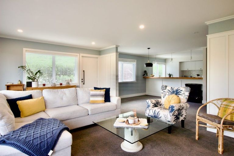 Photo of property in 17a Target Road, Totara Vale, Auckland, 0629